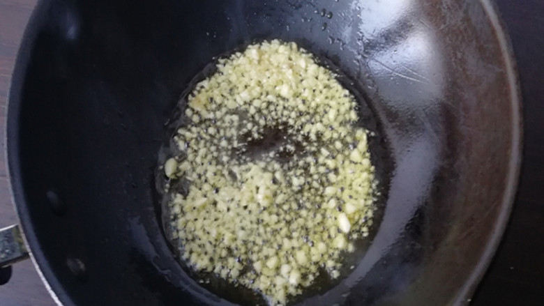 肉末粉丝炒娃娃菜,锅内在添加少许油,下入蒜蓉小火炒香