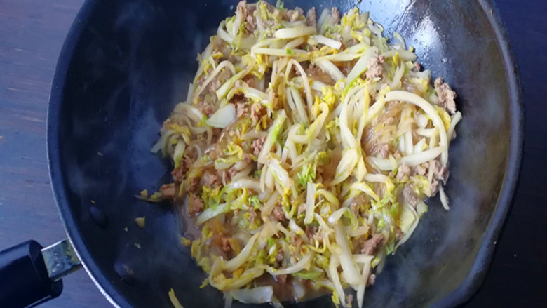 肉末粉丝炒娃娃菜,再加入炒好的娃娃菜,加入盐,几滴米醋,快速翻炒均匀即可,盛出装盘
