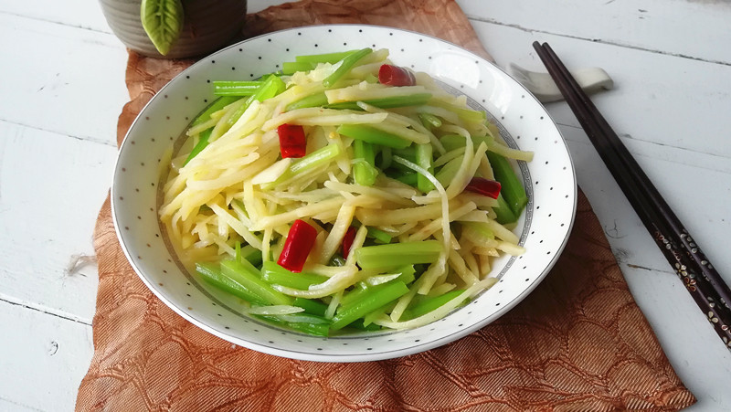 土豆丝炒芹菜