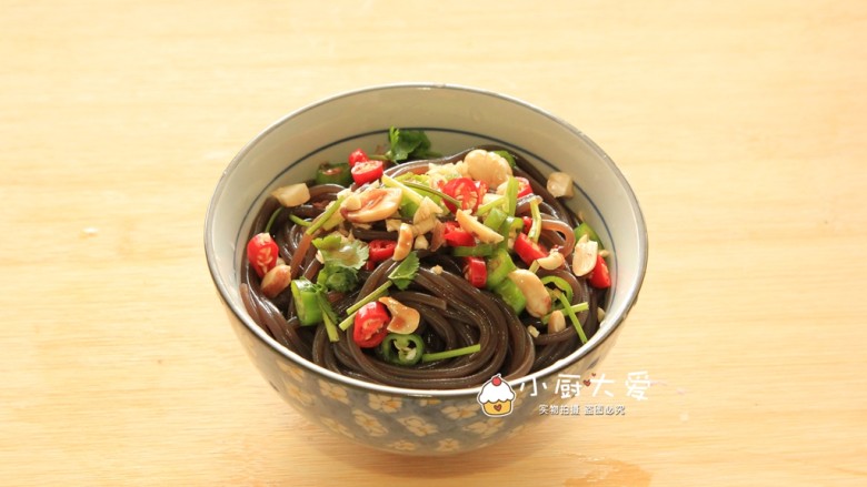 过年开胃菜---酸辣蕨根粉,将料汁搅拌均匀后浇到蕨根粉上,撒上花生碎和香菜完成