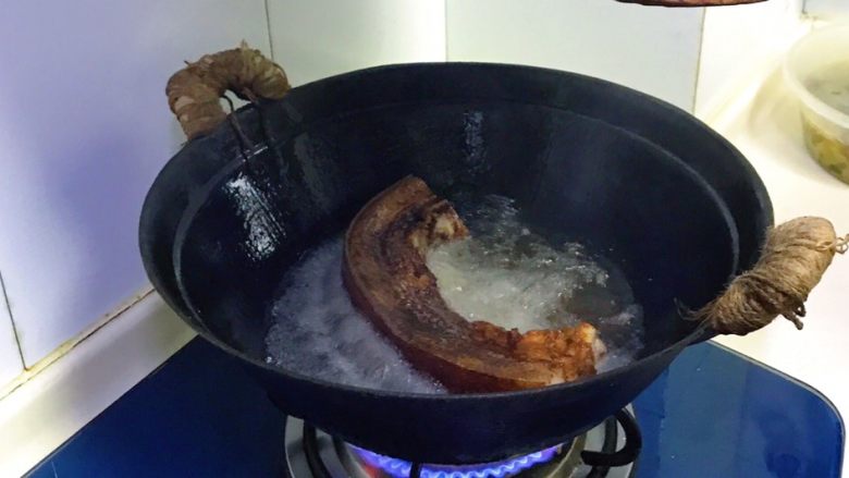 金牌走油五香扣肉,锅里放入适量油,油温升高后放入五花肉进行炸制