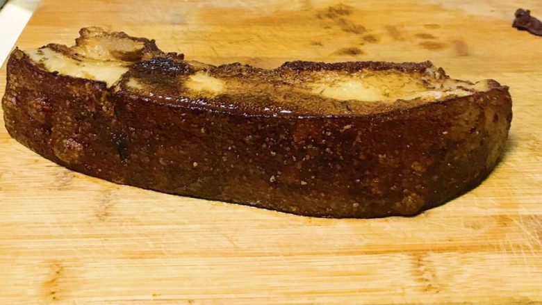 金牌走油五香扣肉,炸好的肉皮表面起泡了,等待冷却