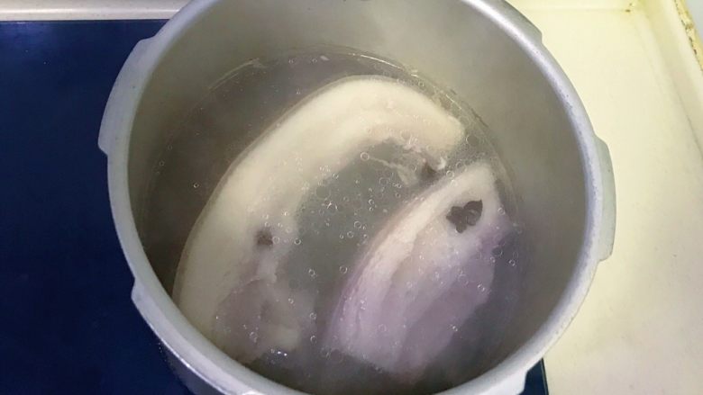 金牌走油五香扣肉,这时候的肉已经刚刚熟,却不酥