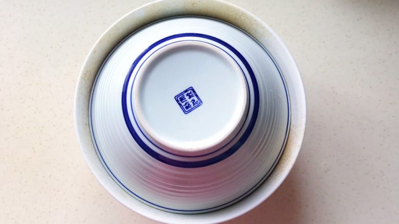 金牌走油五香扣肉,蒸好后取出,再盖一个小一点的碗上去,刚好可以扣住底下的碗