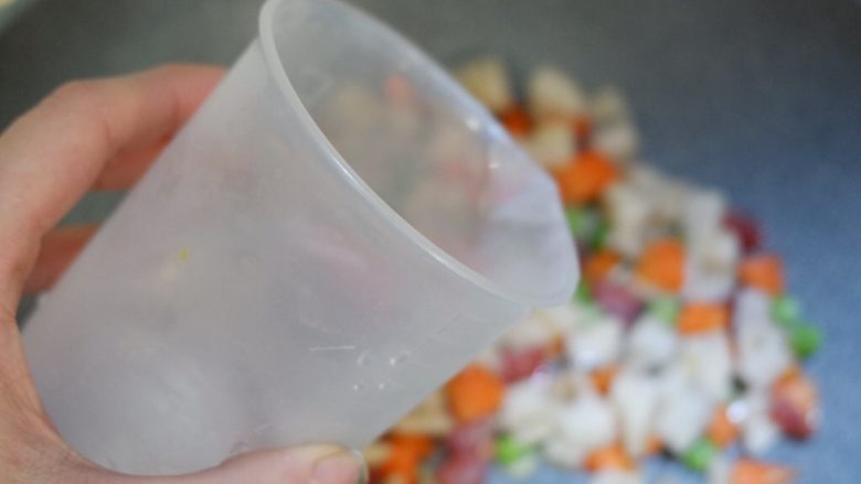 腊肠藕丁,豌豆粒,翻炒均匀后,加入100ml清水