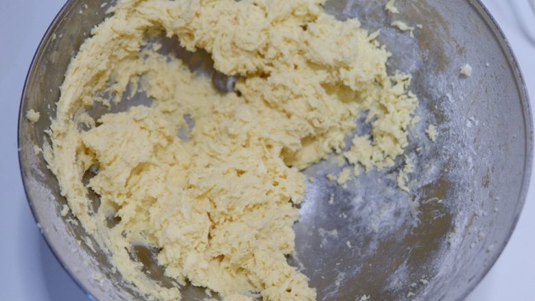 意式紫薯杏仁脆饼,继续打蛋器低速打匀,无干粉就可以了