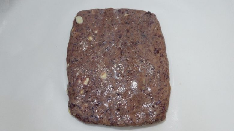意式紫薯杏仁脆饼,刷上少许牛奶,撒上少许粗粒砂糖,不撒也可以