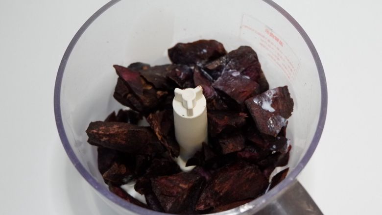 意式紫薯杏仁脆饼,加入2勺牛奶,如果你的紫薯含水量够高就不需要了,我用微波炉弄熟得比较干。
放入料理机打成泥,或者压成泥均可