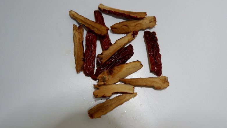 黑芝麻发糕,<a style='color:red;display:inline-block;' href='/shicai/ 2470'>红枣</a>洗净,切成细条