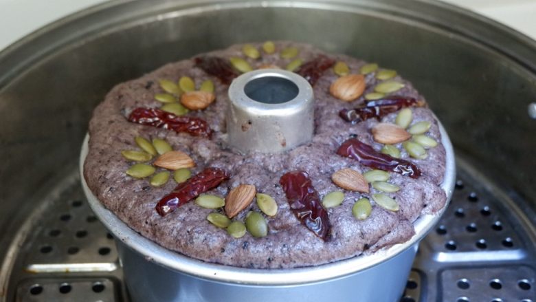 黑芝麻发糕,大火烧开水,上气后转中火蒸30分钟即可。热腾腾的出锅啦。
如果不好脱模,拿刮刀把边缘刮一圈就下来了~抹好油的话是很好脱模的。