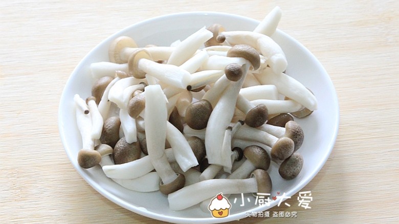 过年菜---三鲜蘑菇煲,<a style='color:red;display:inline-block;' href='/shicai/ 250'>蟹味菇</a>去掉根,掰开洗净