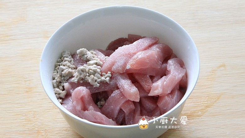 过年菜---三鲜蘑菇煲,加淀粉、盐、<a style='color:red;display:inline-block;' href='/shicai/ 718'>料酒</a>