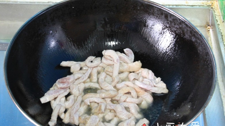 过年菜---三鲜蘑菇煲,炒锅烧热后放入30克油,把腌制后的里脊肉入锅
