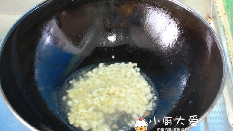 过年菜---三鲜蘑菇煲,重新起锅,油放入锅里,加入姜、蒜末爆香