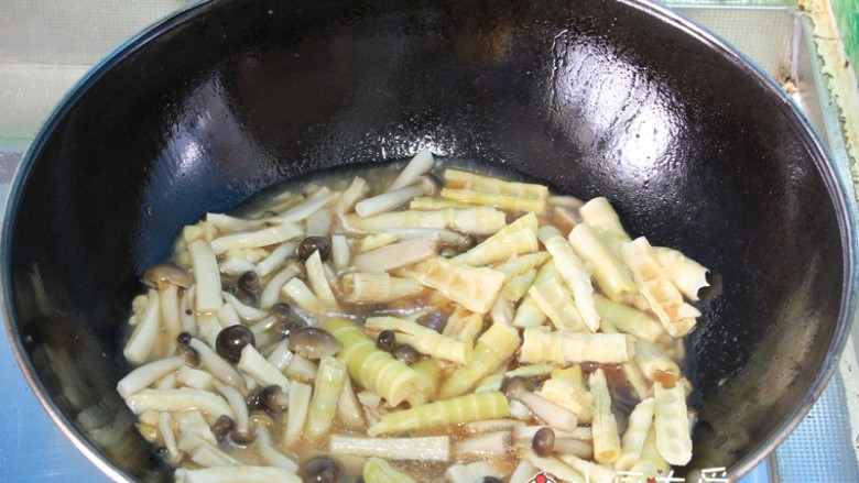 过年菜---三鲜蘑菇煲,把焯过水的杏鲍菇、蟹味菇、竹笋,过了油的肉条放入锅里焖煮五分钟