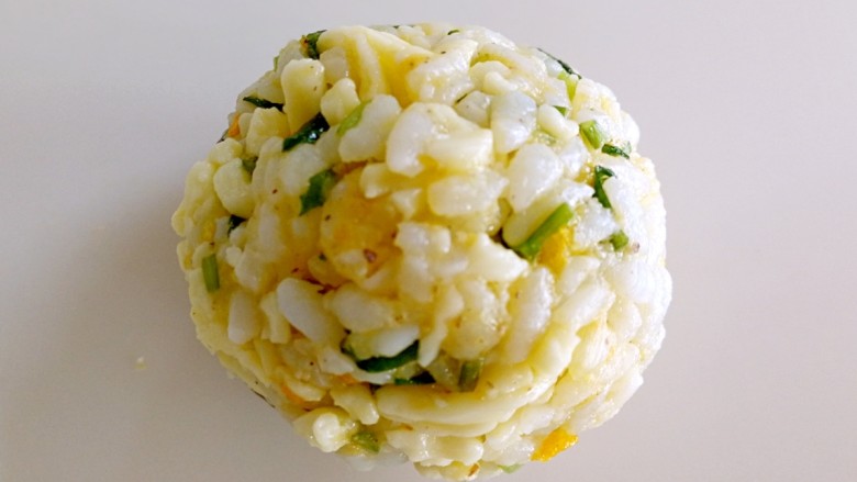 香菜芝士饭团~剩米饭也有春天,包成团,用手搓圆,依次做好全部