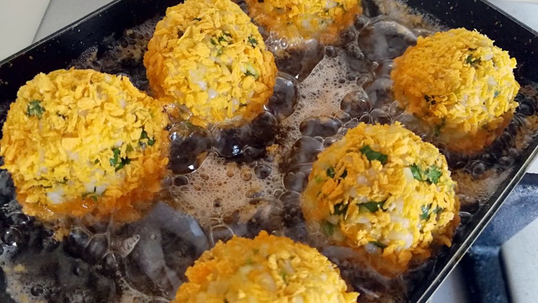 香菜芝士饭团~剩米饭也有春天,放入饭团,中小火炸至饭团成金黄色关火,期间用筷子翻滚饭团,让饭团上色均匀(如果一锅炸不完,就把炸好的饭团取出来)