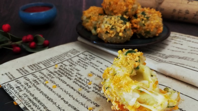 香菜芝士饭团~剩米饭也有春天,掰开一个,趁热开吃吧,好吃的停不下来哦