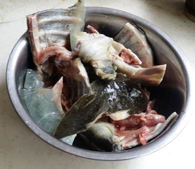 粉皮焖甲鱼,去净表面黑皮,切块