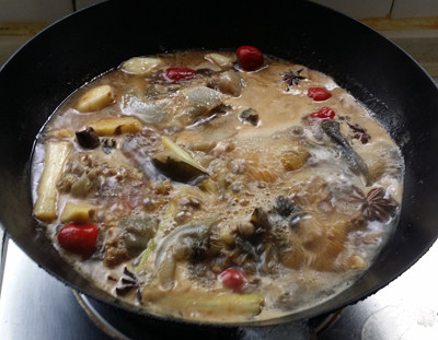 粉皮焖甲鱼,加开水及调料,烧沸转小火焖20分钟