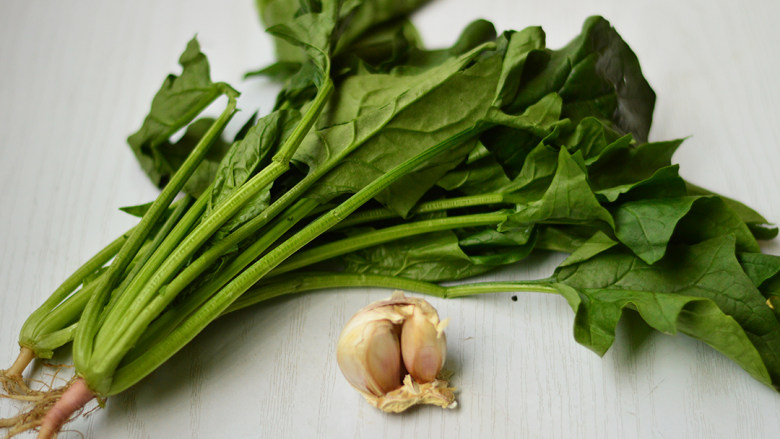 蒜蓉菠菜塔,材料准备好