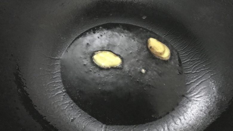 沙姜焖鸡翅,大火起锅热油,放入姜片爆香后,捞出扔掉。