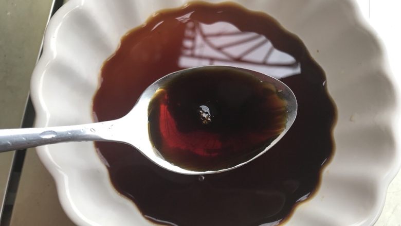 沙姜焖鸡翅,调好焖鸡的酱汁,加入<a style='color:red;display:inline-block;' href='/shicai/ 788'>生抽</a>。