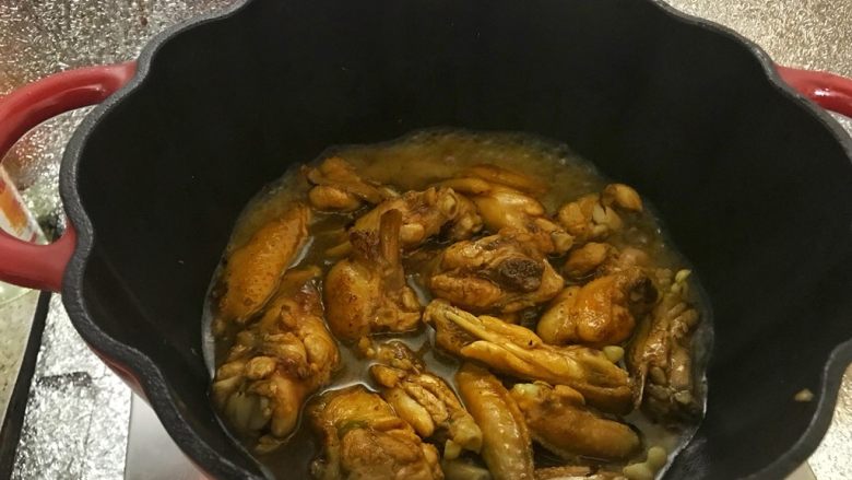 沙姜焖鸡翅,焖一下后可以试试味道是否适合?不够就再加。中途要翻炒一下,避免粘锅糊了。焖到留有少许汁水,就可以了。