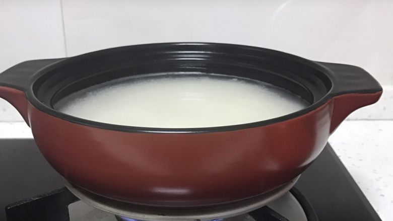 排骨煲仔饭,开中火,米洗净倒入砂锅,加一个手指关节深的水,盖上盖子,和一位姐姐学到的窍门,砂锅和灶火之间垫一个隔热铁板,我用的是废弃的活底蛋糕模具底,这样怎么煮都不会糊锅。