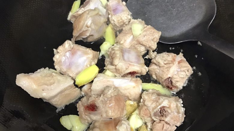 排骨煲仔饭,放排骨翻炒两分钟,至肉微微变黄色