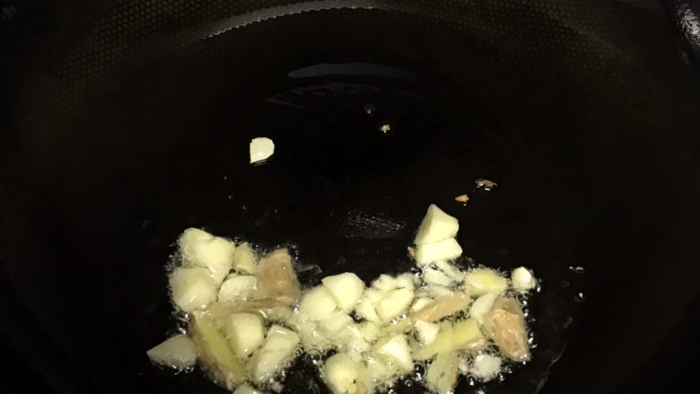 排骨煲仔饭,热锅倒少许油,放大蒜和姜片小火炸出香味