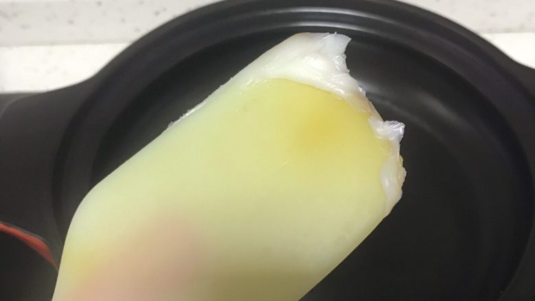 排骨煲仔饭,砂锅烧干,抹一点猪油