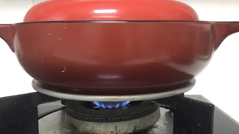 排骨煲仔饭,盖上盖子转小火,继续焖20分钟左右能闻到锅巴香味
