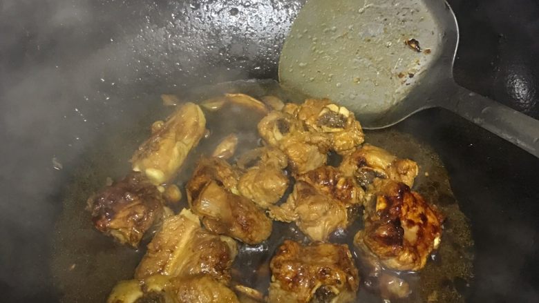 排骨煲仔饭,倒入一碗开水,大火煮开,小火炖10分钟
