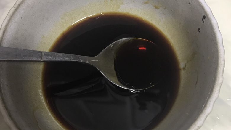 排骨煲仔饭,也是和厨友姐姐学的调煲仔饭的汁,两勺生抽,一勺糖,半勺老抽,一勺<a style='color:red;display:inline-block;' href='/shicai/ 3738'>芝麻油</a>,三勺水搅匀