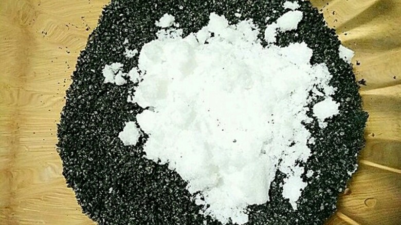 桂花黑芝麻汤圆(纯手工无油低糖版),在捣好的黑芝麻中加入适量<a style='color:red;display:inline-block;' href='/shicai/ 129617'>绵白糖</a>,黑芝麻和糖的比例5:1就好,喜欢甜一点的亲们可以根据自己口味增加糖的加入量。