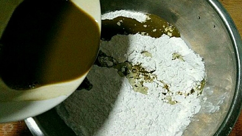桂花黑芝麻汤圆(纯手工无油低糖版),将冲好的抹茶水少量多次加入糯米粉中。