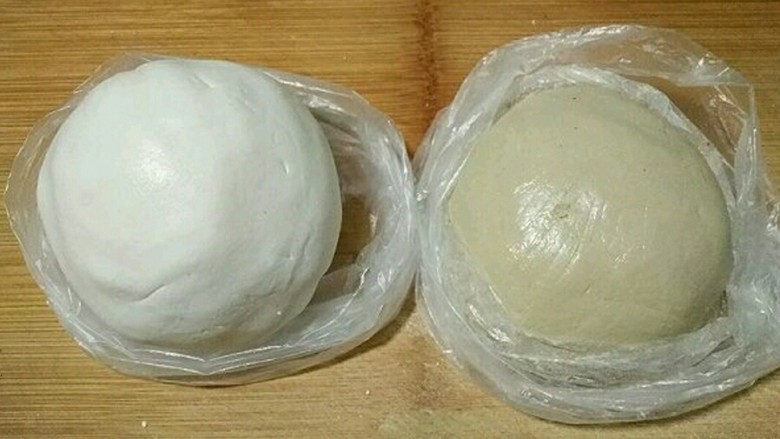 桂花黑芝麻汤圆(纯手工无油低糖版),同样的方法做成抹茶糯米粉团。