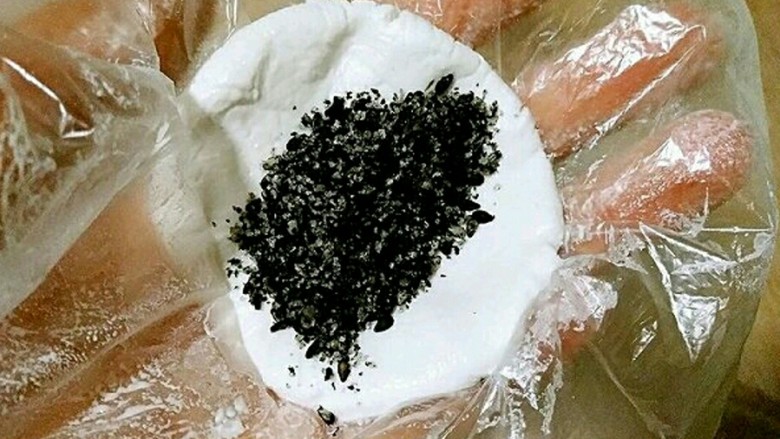 桂花黑芝麻汤圆(纯手工无油低糖版),转圈压扁成圆饼,中间加入黑芝麻馅料,大概10g左右。