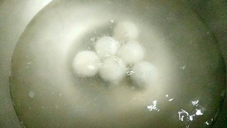 桂花黑芝麻汤圆(纯手工无油低糖版),水烧开后,放入汤圆,中火煮。