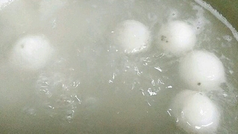 桂花黑芝麻汤圆(纯手工无油低糖版),煮至汤圆全部漂起就熟了。