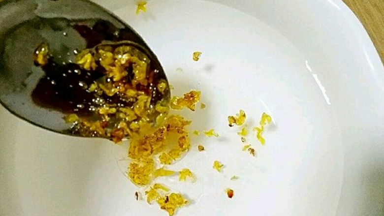 桂花黑芝麻汤圆(纯手工无油低糖版),碗中加适量凉开水,在凉开水中加入桂花蜂蜜(蜂蜜一定不要用热水冲哦)冲开。