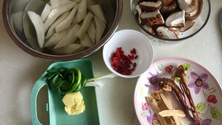 冬日进补系列➕当归黄芪枸杞鲜鸡汤,全部配料食材准备好