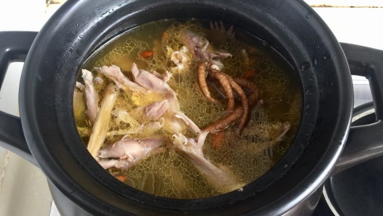 冬日进补系列➕当归黄芪枸杞鲜鸡汤,把鸡块重新放回锅中,煮开,即可