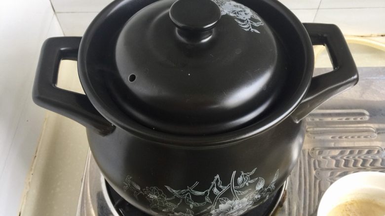 冬日进补系列➕当归黄芪枸杞鲜鸡汤,转小火,炖两个小时左右,因为是土鸡,很耐炖哦,如果是肉鸡,估计一个小时就可以了