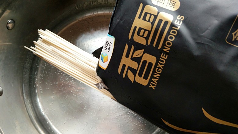 重庆川味冷面鸡,锅中适量的水,烧至开始起小泡泡时下入挂面。