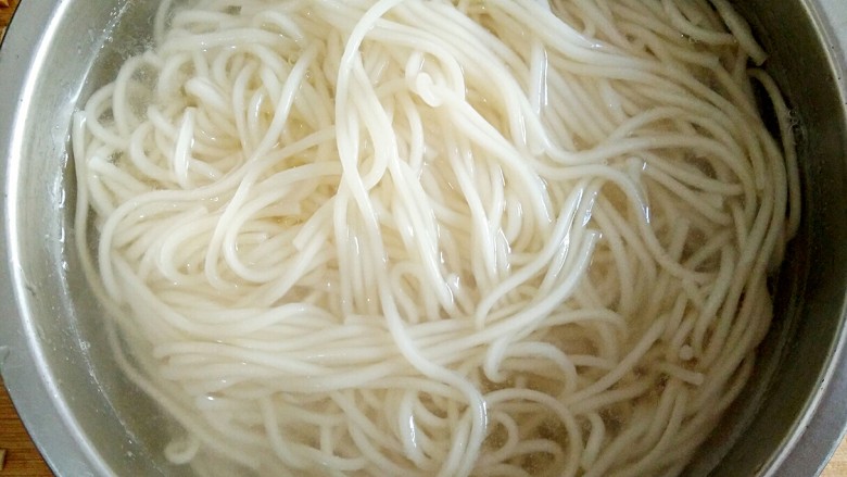 重庆川味冷面鸡,将煮好的面过一下凉开水,也可以用少量橄榄油稍微拌一下。