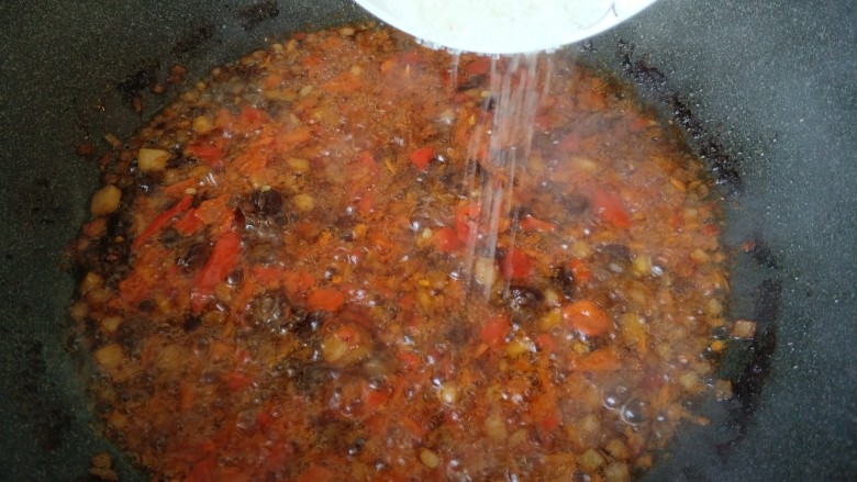 香辣牛肉酱,最后加调味料,白砂糖