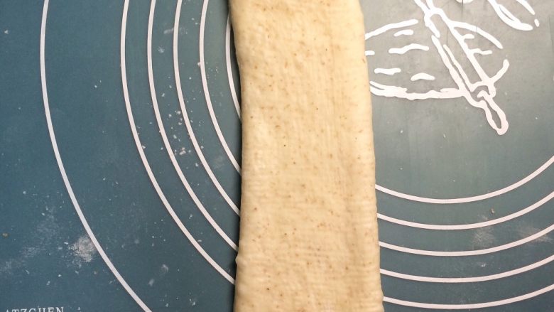 巧克力双色吐司面包,每个小圆柱擀长,翻面,平行于自己的身体。