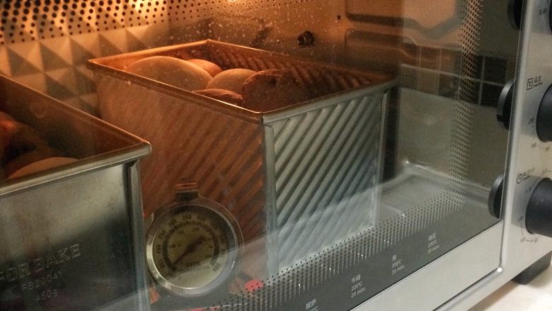 巧克力双色吐司面包,直接开180度上下火,烤40分钟。